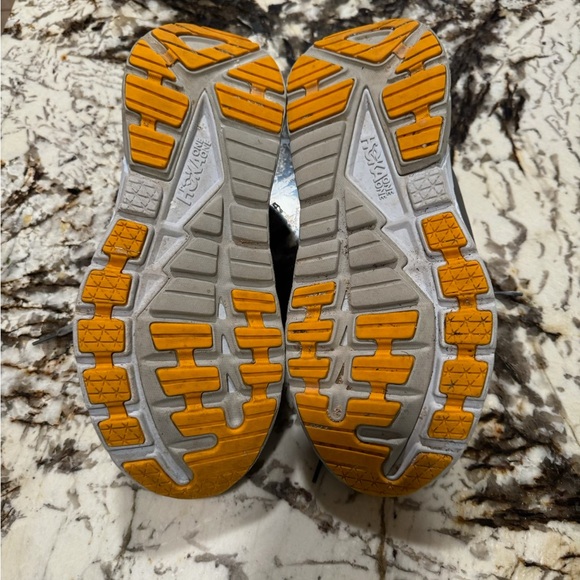 Hoka’s max air cushion 11D. Like new - Picture 3 of 5